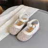 Sandalias para niña 2025 verano nuevas sandalias tejidas de moda suela suave zapatos de punta cerrada moda casual zapatos modernos para niña