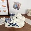 Outono de 2026 Novo Design Bico Redondo Estilo Coreano Xadrez Cadarço Tênis Branco Casual Versátil Sapatos de Plataforma Femininos