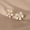 Brincos de Flor Gardênia Branca Leite com Agulha de Prata S925 para Mulheres, Brincos de Flor Tridimensionais Pequenos Estilo Chanel, Brincos de Esmalte Avançado