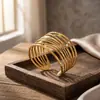 Pulseira Aberta Cruzada Vintage de Luxo Leve com Padrão Espiral Dourado, Bracelete Circular Largo com Padrão Circular Estilo Europeu e Americano de Meio Século