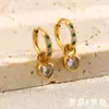 Joyería de acero inoxidable, popular en Europa y América, nuevos aretes de moda nicho, chapados en oro de 18K, broches de oreja en forma de corazón con diamantes blancos verdes para mujer