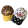 Gorra de Béisbol con Bordado de Letras de Color Contrastante y Lunares para Mujer, Ala Ancha, Adecuada para Caras Grandes, Estilo Retro Americano de Alta Gama, Gorra Trendy de Pico de Pato