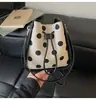 Bolsa Feminina de Bolinhas 2026 Nova Moda de Verão Tendência Bolsa de Ombro Super Popular Exquisita para o Dia a Dia Bolsa Transversal Saco