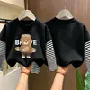 Camiseta de manga comprida para meninos, algodão puro, novo estilo primavera e outono 2026, camada interna listrada para meninos pequenos, camiseta base infantil falsa de duas peças