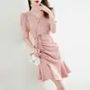 Vestido de Verano 2026 Nuevo Estilo Francés con Cuello en V y Pliegues Elegantes, Diseño Único, Falda de Sirena con Volantes