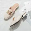 Chinelos de Couro Genuíno Femininos para Uso Externo 2025 Novos Planos Preguiçosos Masculinos Meio Chinelo Sapatos de Verão Femininos Sapatos de Primavera e Outono Femininos