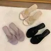 Temporada do Primeiro Encontro: Sandálias de dedo estilo francês com renda de bolinhas delicada para mulheres, novo modelo de verão com laço, adequadas para combinar com vestidos