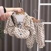 Conjunto de cárdigan con cremallera de primavera para niños, primavera y otoño, niños y niñas, mochila, chaqueta de manga larga con estampado completo de letras, conjunto de tres piezas moderno