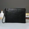 2025 Nuevo Estilo Coreano Bolso de Mano Tejido a Mano para Hombre Moda Sobre Clutch para iPad Gran Capacidad Bolso de Hombre Lote
