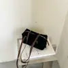 Bolso de axila nuevo de piel de vaca mate para principios de otoño, bolso HOBO almohada retro minimalista, bolso baguette casual para el día a día de textura suave