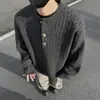 Suéter de Punto Gris con Diseño de Cuello Henley y Patrón de Trenzas para Hombre, Estilo Americano Botonado Estilo Old Money Top de Cuello Redondo