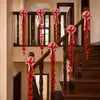 Un juego completo de artículos decorativos para una boda en una casa rural de construcción propia para los novios, incluyendo barandillas de escaleras, letreros festivos y decoraciones colgantes.