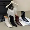 Chegada Nova Outono/Inverno 2026 Botas de Combate de Salto Alto Bico Fino Botas Curtas Femininas Slip-on Salto Fino Botas Elegantes Emagrecedoras Botas Sem Detalhes Botas de Couro Femininas