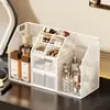 Tocador de estilo abierto con estantes escalonados para organizar cosméticos, productos para el cuidado de la piel, labiales, mascarillas faciales y lápices de cejas.