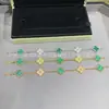 Artículo popular para transmisiones en vivo: Pulsera de trébol de cuatro hojas de alta gama V-gold para mujer, lujo ligero, moderna y versátil, pulsera de cinco flores de ágata y nácar chapada en 18k