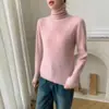 Nova blusa de base de malha de cashmere para outono e inverno, moderna e versátil para o trabalho, macia e confortável, cor sólida, gola alta sobreposta, corte solto para mulheres
