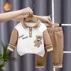 Conjunto de duas peças de polo com forro de fleece de urso para meninos, com blocos de cor, moletom de manga comprida e calça, conjunto de roupas infantis para outono e inverno