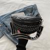 Bolso popular de este año, bolso de pecho de estilo occidental, nuevo bolso de cintura de moda 2024, bolso de mensajero con correa de hombro ancha y hilo bordado, bolso de mujer
