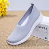 Sapatos baixos femininos trançados estilo Velho Pequim 2025, sapatos de calçar fácil para mães de meia-idade e idosas, respiráveis para primavera, outono e verão