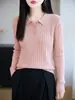 Polo de lana de hilo fino con un diseño de cuello refinado, que ofrece calidez y versatilidad, un imprescindible para otoño e invierno, que irradia elegancia.
