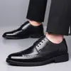 Zapatos de cuero para hombre, nuevos zapatos brogue de otoño para negocios formales, zapatos casuales de una pieza, zapatos de talla grande para hombre para venta al por mayor de comercio exterior
