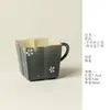 Pintada a mano con tinta y musgo, con un diseño de pequeñas flores blancas, esta taza de té cuadrada encarna la estética Zen japonesa y está diseñada para uso personal.