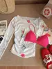 Traje Doce e Fashionável para Menina Manga Longa com Proteção Solar em Malha Estampada Uma-Ombro Blusa Feminina Gola Alta Colete Vermelho Básico