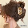 Presilha de cabelo de pelúcia cor de café estilo coreano, um acessório de cabelo sofisticado e versátil para mulheres, tamanho grande, realça o volume do cabelo, estilo presilha de tubarão