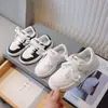 Zapatillas bajas para niños, modelo de otoño, zapatillas deportivas casuales para niños y niñas, suela blanda, antideslizantes, zapatillas blancas para el campus estudiantil