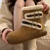 Botines de estilo nuevo con hebillas grandes, botas de nieve para mujer, engrosadas para el invierno 2026, zapatos de algodón afelpado, forrados de felpa, casuales y lindos