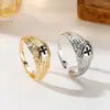 Anel com Emblema Cruzado Europeu e Americano Feminino Dourado e Prateado Bicolor Formato de Escudo Padrão Meandro Padrão de Contas Joia com Emblema Pode Suportar Personalização