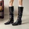Coleção outono 2026 feminina: botas de cintura alta, plissadas e com salto empilhado, apresentando bico quadrado, estilo retrô, design versátil e efeito emagrecedor, perfeitas como botas de montar altas
