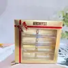 Bien. Cuando el Chocolate Terminado que Contiene Azúcar, Filas Doradas de Gotas de Agua, Boda, Compromiso, Dulces, Souvenirs de Luna Llena