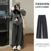 Pantalones de Raya Anchos Estilo Americano Grises para Mujer, Otoño e Invierno 2025 Nuevos Pantalones Deportivos Sueltos Caídos Adelgazantes de Cintura Alta para Figuras Pequeñas