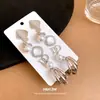 Brincos Redondos Plissados Flor Geométrica Torcida de Metal Agulha de Prata Brincos Estilo Retrô Europeu e Americano Brincos Elegantes da Moda para Mulheres