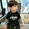 Camiseta de manga larga para niño, nuevo modelo otoño 2026, playera básica de algodón puro para niños, top estiloso para niños, dos piezas para primavera y otoño