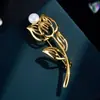Elegante Broche Tulipán Hueco Estilo Francés, Aleación de Cobre con Baño de Oro Real, Perla de Agua Dulce, Pin de Flor Exquisito de Alta Gama