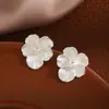Brincos Retro Simples de Flor Branca com Pérolas, com um Toque de Luxo Leve e High-End, Delicados e Frescos, Brincos Versáteis
