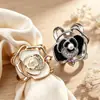 Nueva hebilla de pañuelo de perla de camelia, versátil, simple y de lujo ligero, anillo de pañuelo para mujer con diseño hueco y adornos de diamantes, accesorio para ropa