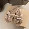 Chinelos peludos femininos para uso externo, novo estilo 2026, design de boca de peixe, estilo coreano casual, moderno, para uso em casa, planos, estilosos, quentes e populares