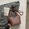 Bolsa Balde Retrô Estilo Coreano para Revenda Bolsa Feminina Verão 2026 Nova Cor Sólida Trançada Bolsa de Ombro Único Bolsa Transversal para o Dia a Dia