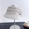 Gorra de estilo coreano con pliegues para equitación para mujer, un accesorio de invierno retro y versátil que hace que el rostro parezca más pequeño, una gorra de boina cálida y resistente al frío con visera de pico de pato