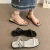 Sandalias de Mujer Plateadas de Alto Valor Estético Más Vendidas con Tira Única Verano 2025 Nuevo Estilo Romanas Planas para Exteriores de Vacaciones en la Playa