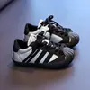 Tênis antiderrapantes com biqueira reforçada em combinação de cores preto e branco, sola macia, para meninos e meninas, calçados infantis, novos tênis casuais leves para o outono