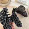 Pinza de Tiburón de Tela a Cuadros Retro Estilo Coreano Pinza de Garra Plegable Otoño/Invierno Pasador para Moño en la Parte Posterior de la Cabeza Accesorio de Peinado Versátil para Viajes