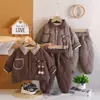 Conjunto de Ropa de Invierno para Niños 2026 Nuevo Estilo Niños Invierno Forro Polar Engrosado Elegante Oso de Dibujos Animados Abrigo de Algodón Conjunto de Dos Piezas Moderno
