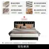 Cama tapizada de rayas verticales minimalista moderna, patas metálicas finas de color blanco roto, cama doble de 1.8 metros para dormitorio principal, cama de bodas minimalista italiana