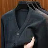 Suéter cárdigan para hombre, ropa para hombres de mediana edad y ancianos, chaqueta de punto versátil casual con forro polar de otoño e invierno para abuelo, atuendo para papá