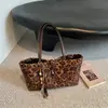 Bolsa de ombro de camurça com estampa de leopardo vintage estilo coreano, moderna e estilosa, bolsa de axila única, bolsa tote com vibe descontraída de nicho