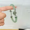 El nuevo brazalete de hebilla de paz estilo chino es moderno, exquisito y tiene un aire fresco, sofisticado y elegante, lo que lo convierte en un accesorio versátil.